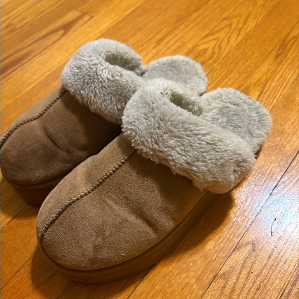 Forever 21 Tan and Cream Women's Slippers